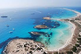 foɾmenˈteɾa) is the smallest and more southerly island of the pityusic islands group (comprising ibiza and formentera, as well as various small islets), which belongs to the balearic islands autonomous community (). Formentera Tagestour Ab Ibiza Auf Einem Privaten Luxus Katamaran 2021 Tiefpreisgarantie