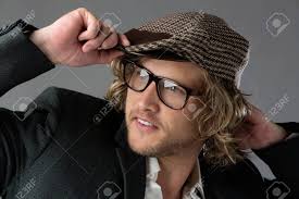 Portrait D'un Homme De Race Blanche Beau Porter Une Veste Grise À Damier  Blanc Bouton Chemise Béret Et Lunettes Rétro. Banque D'Images et Photos  Libres De Droits. Image 27348627