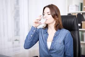 Ambil piring, tuangkan madu satu sudu kecil di atasnya. Minum Air Panas Suam Boleh Awet Muda Cegah Kanser Anda Silap Ketahui 9 Info Berkaitan Minuman Untuk Kekal Sihat Famili Mstar