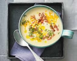 Kartoffelsuppe Mit Cheddar Und Fruhstucksspeck Von Ars Vivendi Chefkoch In 2020 Fruhstucksspeck Kartoffelsuppe Suppen Und Eintopfe
