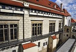 Pražský hrad je hrad nacházející se v pražské čtvrti hradčany, jedná se o tradiční sídlo českých panovníků, od roku 1918 prezidenta republiky. Stary Kralovsky Palac Prazsky Hrad Wikipedie