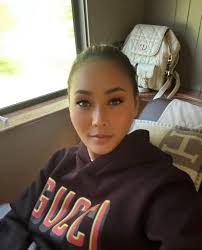 Jogyakarta, 😇💕💋 kemewahan yg hakiki sepur apik harga murah terjangkau …  1,5jt wes dpt setara first class pesawat terbang👍😀😍 bisa buat foto, gaya dan  bobo' manja … kursine ono pijite anget pisan