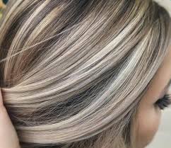 Braune Graue Haare Strahne Damenmode Trendige Frisuren Graue Haare Braunes Haar Mit Blonden Highlights Haarfarbe Blond