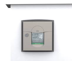 Les dimensions classiques d'une plaque de boîte aux lettres à glisser sous la cache en plastique sont 93 x 25 mm. Solea Renz