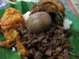Tempatnya di restoran kedung sari, disini ada nasi rawon dan ayam bacem yang enak banget. Indonesia Wikitravel