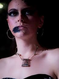 Maquillaje editorial con técnica de splatter. Modelo: @diana.carolina54  Locación: @idipmaquillaje_imagen #maquillajeeditorialmx  #editorialmakeupartist #splatter #splatterpaint #splattermakeup  #maquillajecdmx #maquillajeartístico #maquillajedeldia ...