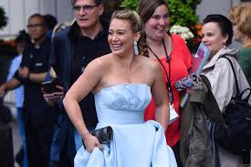 Hilary duff‏подлинная учетная запись @hilaryduff 1 апр. Hilary Duff Was Spotted In A Very Cinderella Like Ballgown Teen Vogue