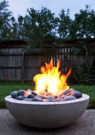 Mehr Romantik Im Garten Schaffen Mit Einem Diy Aussenkamin Diy Aussenkamin Feuerschalen Garten Und Feuerstelle Garten