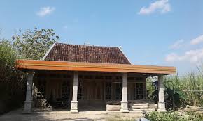 Bentuk bangunan tersebut berasal dari pengembangan rumah joglo yang menggunakan teras keliling. Pariwisata Provinsi Jawa Tengah Artikel Joglo Limasan Khas Mondokan Sragen