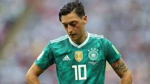 Dünya kupası elemelerinde oynadığı 10 maçta 8 galibiyet 2 beraberlik alan almanya, grubunu rusya'nın 4 puan önünde bitirerek rahat bir şekilde g.afrika biletini aldı. Mesut Ozil Erdogan Fotografina Tepkileri Elestirdi Almanya Milli Takimi Ni Birakti Bbc News Turkce