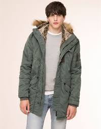 Ces dernières années, la coupe de la parka pour homme a été retravaillée pour qu'elle puisse être portée quasiment avec n'importe quelle tenue. Parka Capuche Fourrure Manteaux Et Parkas Homme Pull Bear France Military Jacket Bomber Jacket Jackets