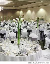 Hochzeitssaal Mit Runden Tischen Fur Russische Hochzeiten Dekoration Hochzeit Hochzeitssaal Tischdekoration Hochzeit