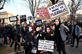 Après une réunion de crise à l'élysée, la majorité a décidé de proposer une nouvelle écriture complète du contesté article 24 de la proposition de loi sur la sécurité globale. Des Milliers De Manifestants Dans Plusieurs Villes De France Contre La Loi Securite Globale