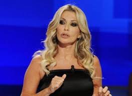 Attiva in rai fin dagli anni novanta, ha condotto i principali programmi sportivi della televisione pubblica, come la domenica sportiva e 90º minuto. Paola Ferrari Chi E La Giornalista Sportiva Donne Magazine