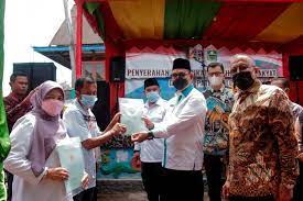 Majelis hakim menjatuhkan hukuman 4 tahun penjara terhadap bupati nonaktif solok selatan muzni zakaria. Bupati Solok Serahkan Sertifikat Tanah Program Ptsl Harian Umum Koran Padang