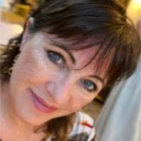 Robyn Riddell's Instagram, Twitter & Facebook