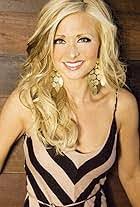 Lisa Remillard's Instagram, Twitter & Facebook