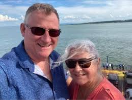 Son regard met toujours du soleil dans mes étés. Son âge est toujours aussi  jeune que notre amour, avec toute l'expérience de notre vie. Bon  anniversaire mon amour! Je t'aime de plus