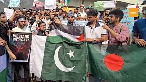 Pakistan flag seen in Bangladesh rally: Social media video of anti-Israel  protest starts speculation about 'reunion' | Mint