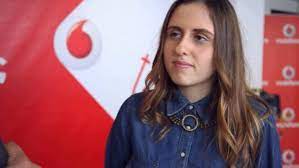 Easy virtue is a 2008 british romantic comedy film based on noël coward's play of the same name.the play was previously made into the silent movie easy virtue (1928) by alfred hitchcock. 8ymaste Thn Areth Kosmidoy Toy Voice Alla3e Onoma Egine Agnwristh Apisteyth Metamorfwsh Fwto Video Gossip Life