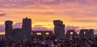 El solsticio de verano (el término solsticio proviene del latín sol sol y sistere permanecer quieto) ocurre durante el verano de cada hemisferio, cuando el semieje de un planeta, ya sea en el hemisferio norte o en el sur, está más inclinado hacia la estrella de su órbita. Rituales Y Antiguas Tradiciones En El Mundo Para Celebrar El Solsticio De Verano