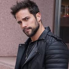 L'un adore les films de noël et l'autre les qualifie de prévisibles. Brant Daugherty On Twitter You Lookin At Me