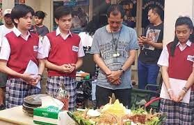 Beberapa waktu lalu, ia melakukan aksi antimainstream dengan mengucapkan selamat ulang tahun sang istri lewat baliho. 10 Fakta Sinetron Dari Jendela Smp Yang Ramai Jadi Perbincangan