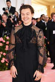 Harry styles is wearing a full gown on the cover of vogue. Im Kleid Harry Styles Als Erster Mann Auf Us Vogue Cover Promiflash De