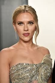 Welcome to scarlett johansson fan, your online resource dedicated to the two time oscar nominated actress scarlett johansson.you may know scarlett from her oscar nominated roles in jojo rabbit, marriage story and her 10 years as natasha romanoff / black widow in the marvel cinematic universe and her own movie coming out in may black widow. Scarlett Johansson Spricht Uber Hollywoods Schlankheitswahn Promiflash De