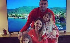 İstem atilla, yıldız golcünün lille'e transferi sonrası kızlarıyla birlikte fransa'ya yerleşti. Burak Yilmaz Istem Atilla Ve Cocuklari Ile Boyle Poz Verdi Haber3