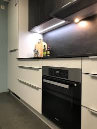Ballerina Kuche Smart Glas In Achatweiss In Kombination Mit Ferro Schwarzgold Barhocker Jet Line Lift Design Kitchen K Ballerina Kuchen Kuche Kuchenstudio