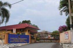 Ketua polis daerah gombak, asisten komisioner arifai tarawe berkata, pegawai kanan polis yang bertugas di bahagian siasatan jenayah ibu pejabat polis daerah (ipd) gombak melihat video berdurasi 16 saat itu, jam 3.45 petang semalam. 13 Kakitangan Positif Covid 19 Pdt Tampin Tutup Sementara Operasi Kosmo Digital