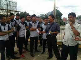 Kantor pusat pln area pelayana kota bandung, jabar. Goriau Tuntut Upah Sesuai Umk Petugas Cleaning Service Pt Iss Lakukan Aksi Solidaritas