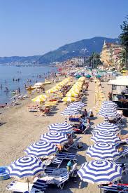 Gli Ombrelloni Sulle Spiagge Di Alassio Savona Liguria C Silvio Massolo Luoghi Meravigliosi Spiagge Viaggio