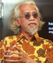 Filem ini adalah adaptasi daripada novel popular karya raja azmi raja sulaiman, berjudul black widow yang diterbitkan pada tahun 1993.filem ini memaparkan tentang watak protagonis mas ayu yang berkerjaya tetapi pada masa yang sama perlu berhadapan dengan kecaman dan penindasan daripada masyarakat. Black Widow Wajah Ayu Cast Crew On Mubi