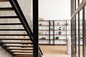En todos los diseños modernos que te puedas imaginar. Minimalista Estanteria Moderna Y Escaleras Foto Gratis
