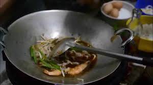 Pecahkan telur, kacau dan bolehlah diangkat. Cara Masak Char Kuey Teow Hanya 2 Minit Dengan Sos Sedap Youtube