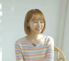 2017년 9월 초 미니앨범 4집 활동 당시 데뷔 이래 처음으로 이마를 덮은 단발머리로 변신하여 혼자만 시간을. ì•„ì´ì¦ˆì› ë‹¨ë°œë¨¸ë¦¬ ê¹€ì±„ì› Gif Mlbpark