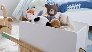 Un Coffre Ou Panier A Roulettes Pour La Chambre Des Enfants Shake My Blog Entre un meuble de rangement et un siège d'appoint, ce très beau banc en bois d'hévéa massif viendra accessoiriser votre décoration intérieure, grâce à ses lignes épurées et son charme authentique. un coffre ou panier a roulettes pour la