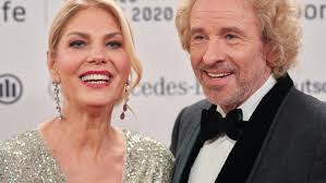 No one can replace her because she is nice and one. Thomas Gottschalk Freundin Karina Mross Schmeisst Ihren Job Fur Ihn
