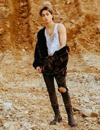Lambang dari kai adalah keyhole, di situ ada gambar segitiga yang di dalamnya ada gambar roda, nah roda itu yang dimaksudkan waktu disini. Profil Biodata Fakta Exo Omah Kpop
