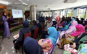 Nurse dekat situ bagi penerangan sedikit pasal pap smear ni.ia percuma dekat klinik kesihatan kerajaan. Saringan Pap Smear Cegah Kanser Serviks