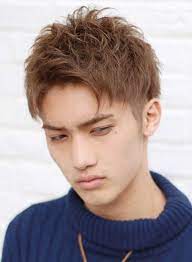 サイドはツーブロックに 襟足はスッキリとしたショートスタイル 前髪を立ち上げることで 爽やかな印象に 明るめのカラーが躍動感を演出します 前髪を下しても 黒髪でも相性抜群です アジアの男性のヘアスタイル メンズヘアカット 髪型 メンズ