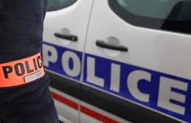 Selon les pompiers, l'assaillant a également été blessé et se trouvait dans un état grave, son pronostic vital engagé. La Fonctionnaire De Police Attaquee Au Couteau A Rambouillet Est Decedee Nice Matin