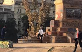 The historic district surrounding the plaza is well worth exploring after your visit. Pinera Got Out Of His Car In Plaza Italia And Was Photographed At The Foot Of The Baquedano Monument Archynewsy