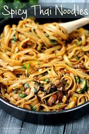 One Pot Spicy Thai Noodles These Are So Good And So Easy To Cook Up Vegetarian Recipe But Options Fo Recettes De Cuisine Cuisine Asiatique Recette Asiatique