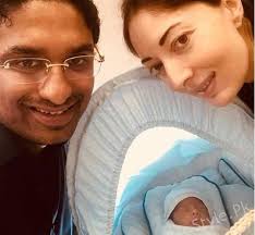 Sharmila farooqi on the floor with her husband at a recent wedding event and we are totally loving their performance #sharmilafaruqi #dance farah yousuf second wife of iqrar ul hassan first time discuss her marriage on tv during an interview. Sharmila Farooqi With Her Husband And Newly Born Son