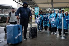 Auxiliares de vuelo de la canadiense WestJet inician huelga por salarios