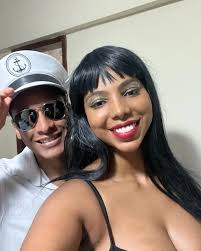 Passo que passo que moça tão linda Cacho que encaixo nesse teu cabelo Laço  que casto teu olhar me laça Beijo, que beijo, que beijo caseiro. Jabuticaba  na areia Negro teu olhar