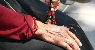 Donna Tibetana Indossa Lana Di Yak Nella Sciarpa Di Un Piccolo Villaggio.  Stock Footage